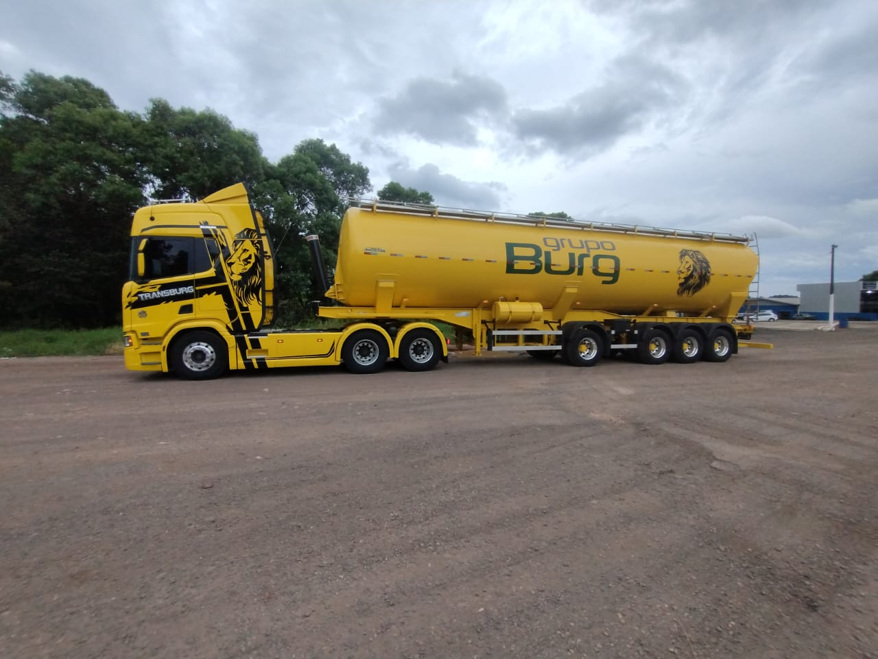 Foto da frota de caminhões da Transburg