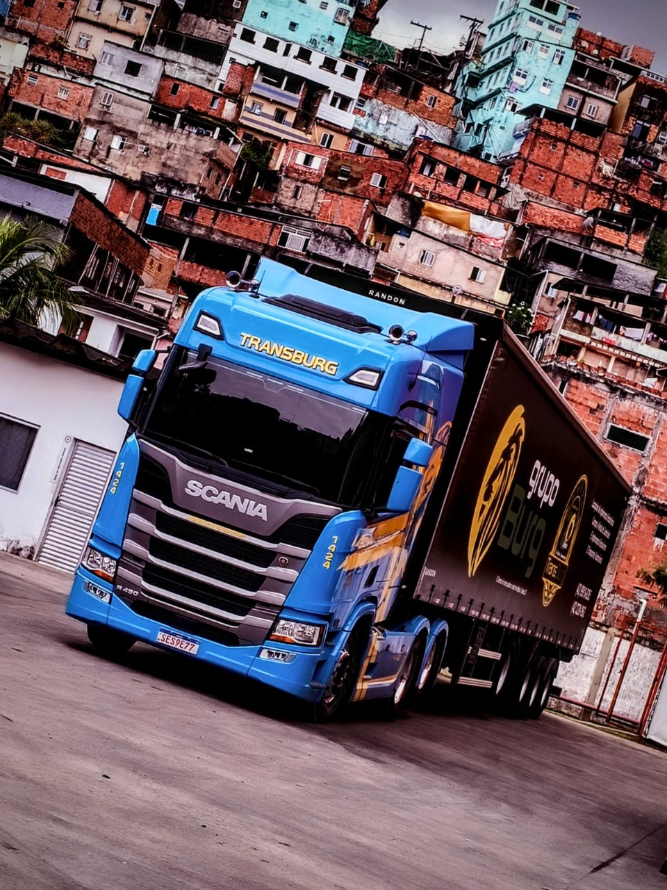 Foto da frota de caminhões da Transburg