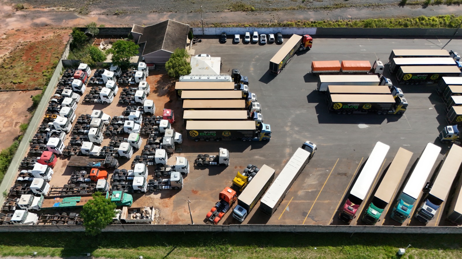 Foto do pátio de caminhões da Transburg